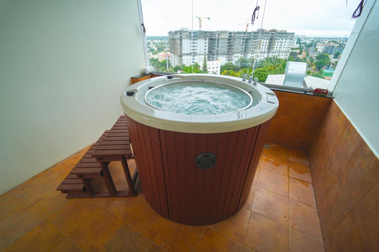 Highland Hotel Bangalore Luaran gambar
